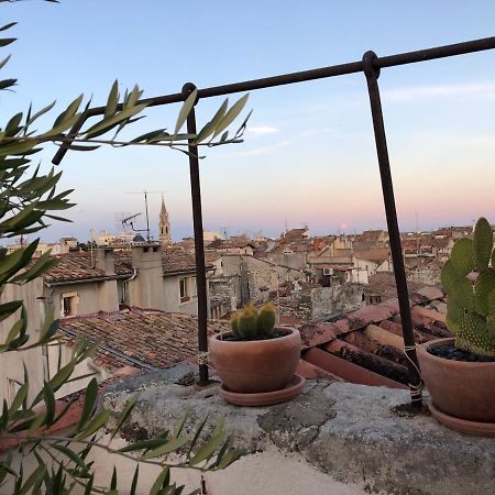 Appartement Avec Terrasse Panoramique Au Coeur De Nîmes Exterior foto