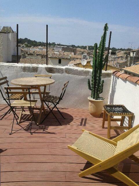 Appartement Avec Terrasse Panoramique Au Coeur De Nîmes Exterior foto