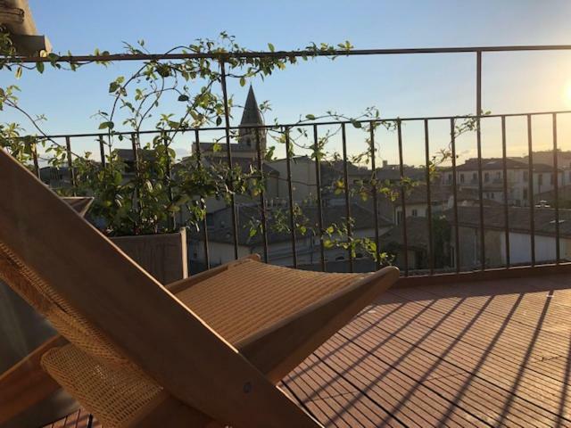 Appartement Avec Terrasse Panoramique Au Coeur De Nîmes Exterior foto